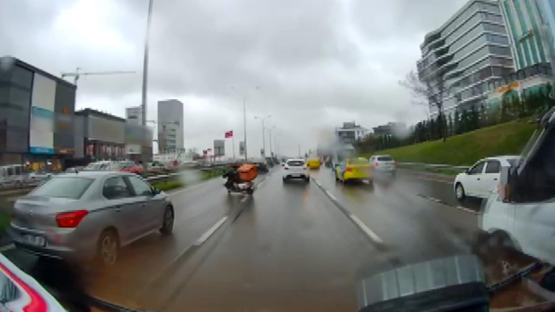 maltepe039de-motokurye-otomobilin-altinda-kalmaktan-son-anda-kurtuldu-8880-dhaphoto2.jpg