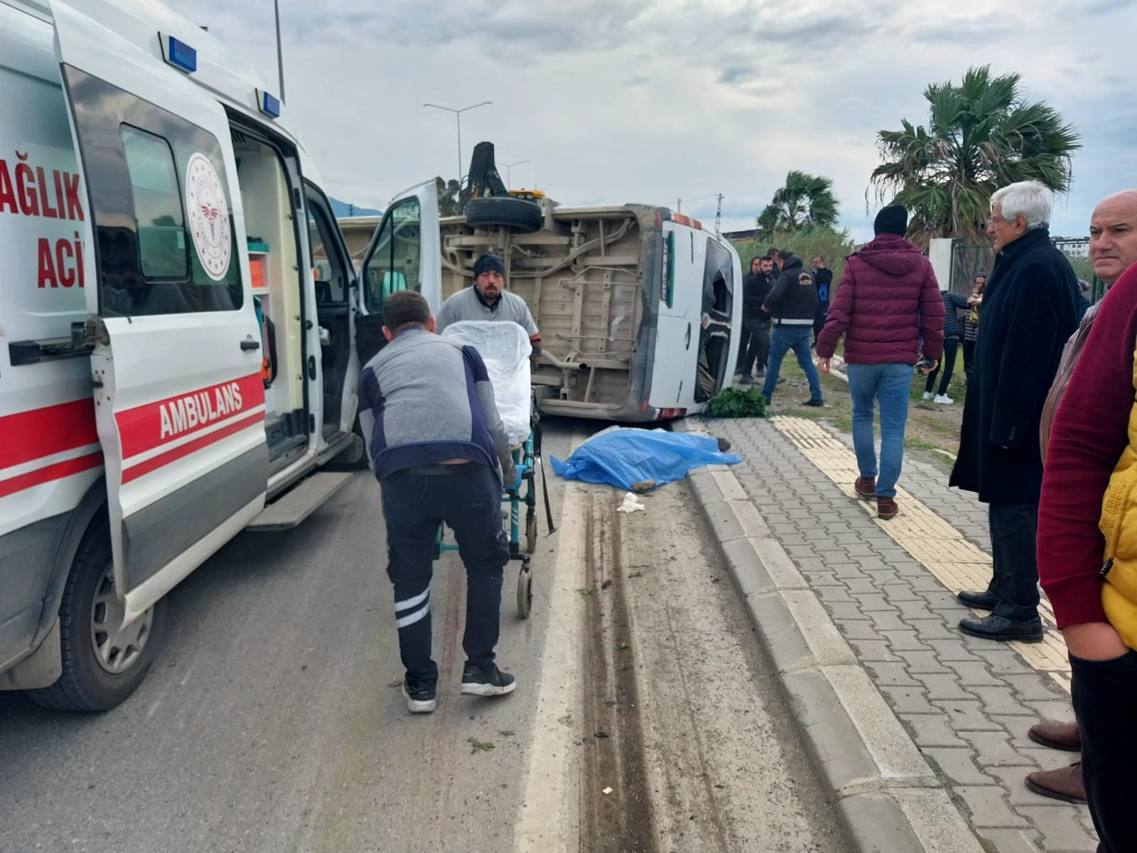 isci-servis-minibusu-tira-carpti-1-olu-7-yarali-yenicag1.jpg