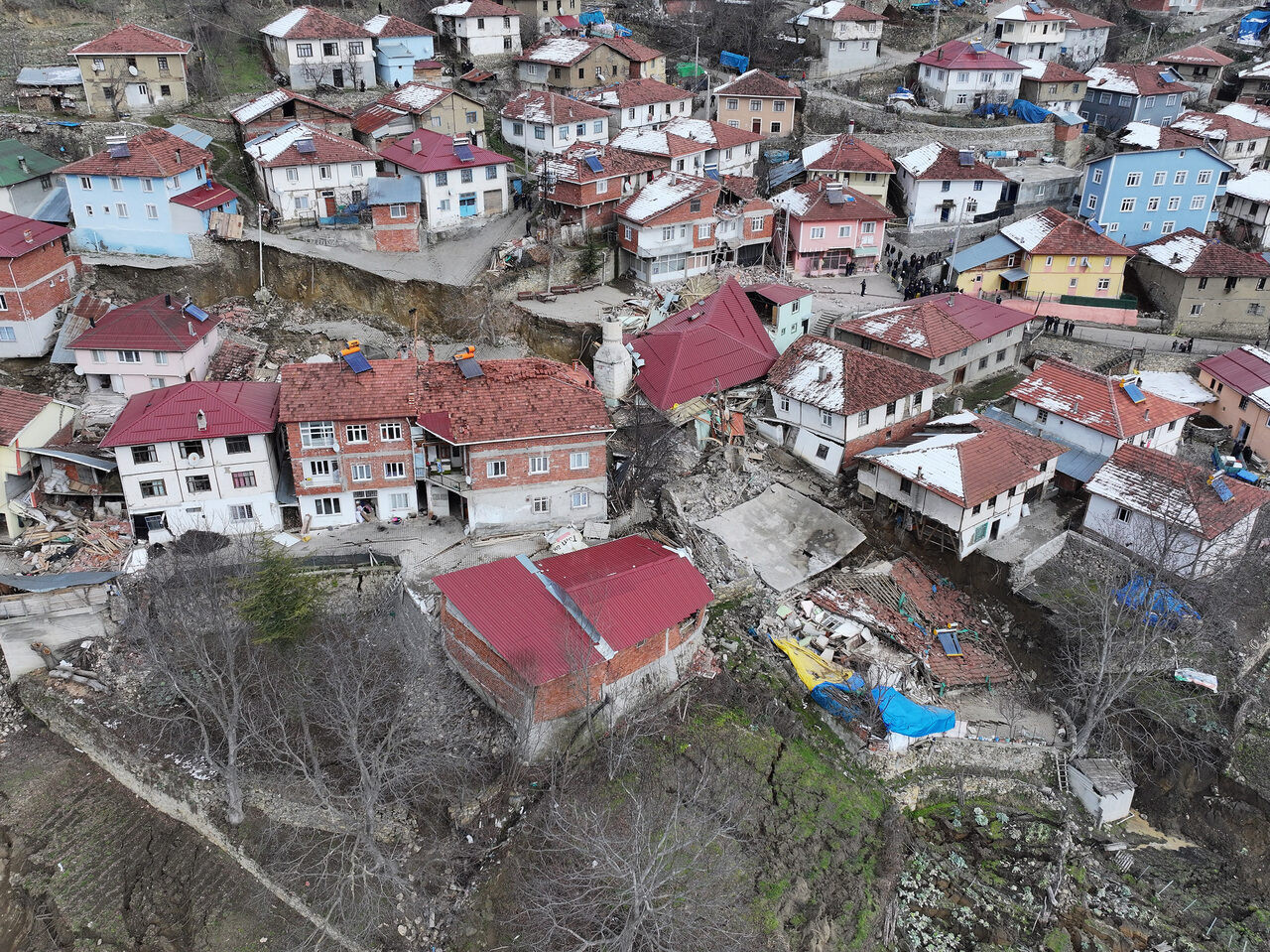 tokatta-heyelanlarin-yasandigi-koyde-bosaltilan-39-evden-4u-ile-cami-yikildi-1341-dhaphoto14.jpg