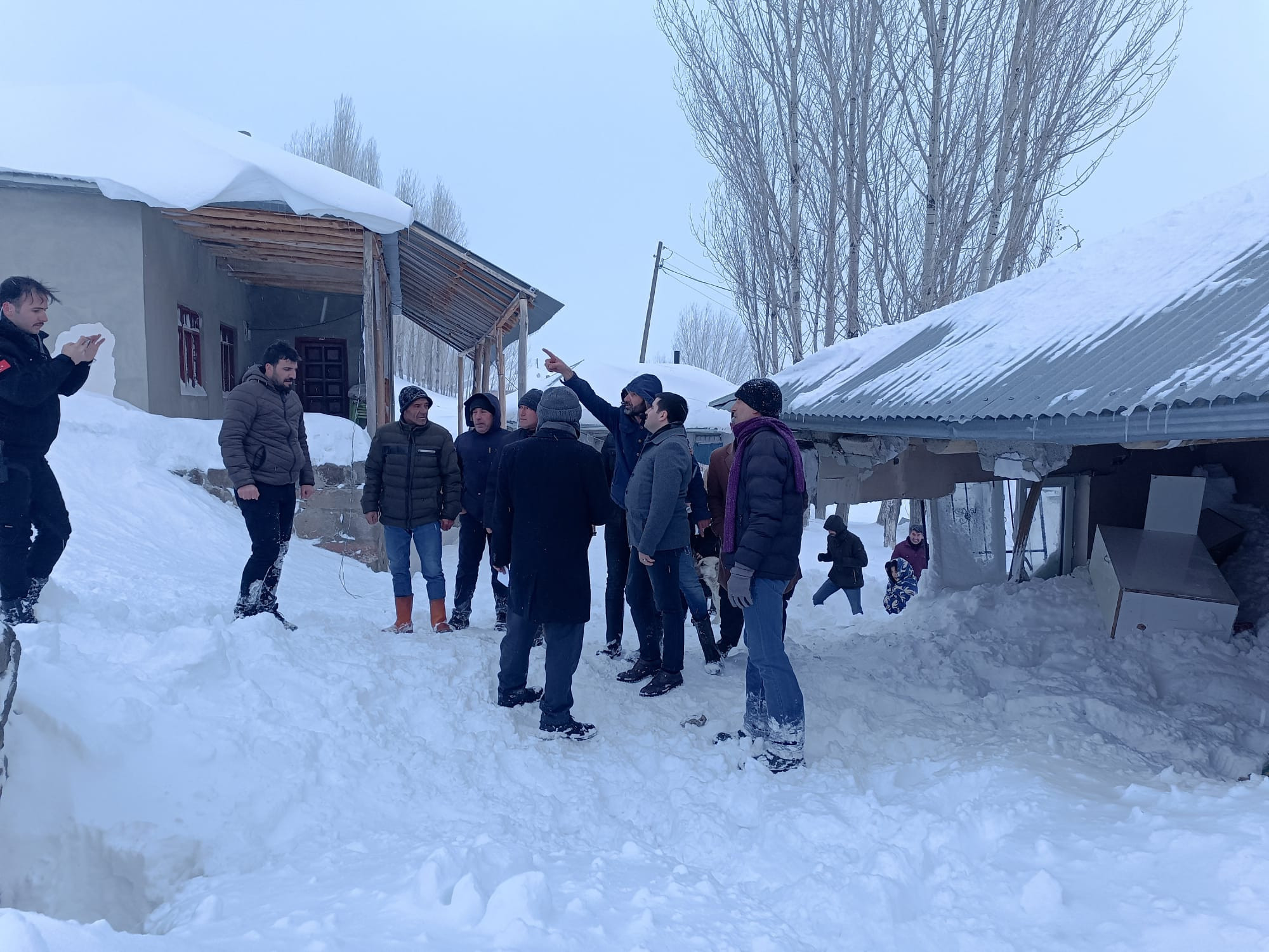 cig-dusen-evdeki-anne-ve-2-cocugu-son-anda-kurtuldu-2-9523-dhaphoto5.jpg