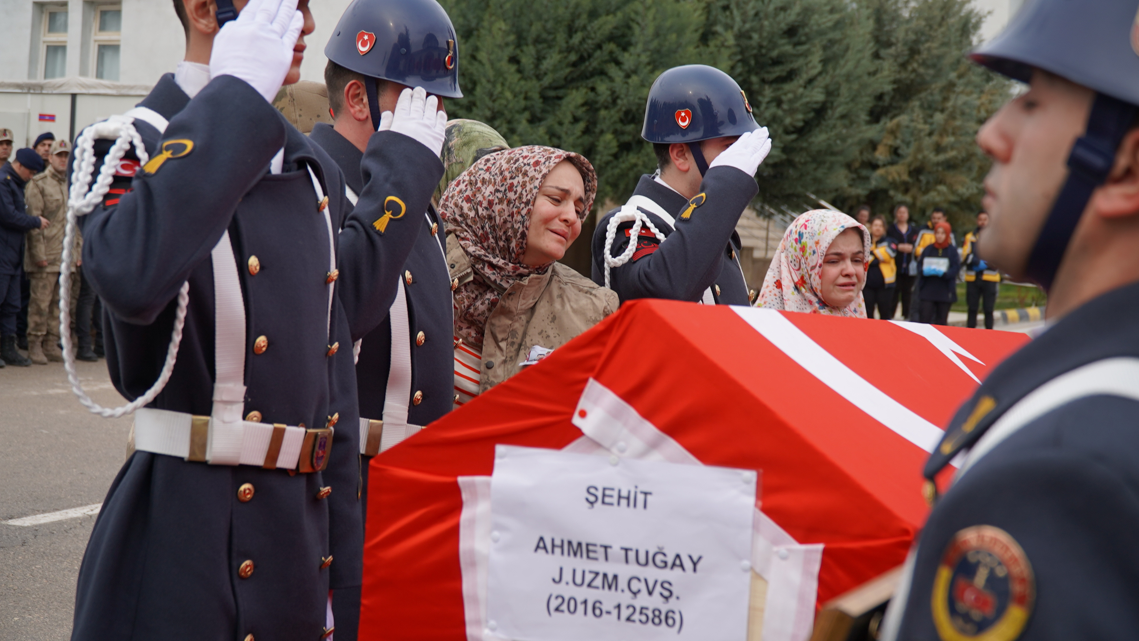 sozun-bittigi-fotograf-sehit-cocugunun-gozyaslari-yenicag-6.jpg