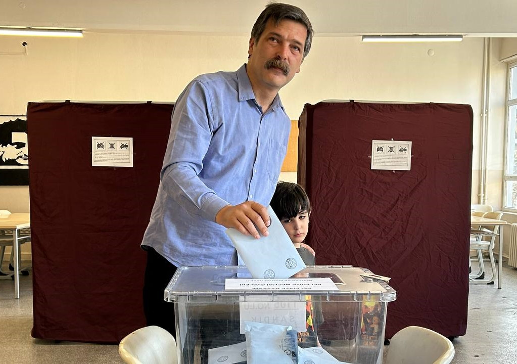 aa-20240331-34142943-34142940-tip-genel-baskani-erkan-bas-oyunu-kadikoyde-kullandi.jpg
