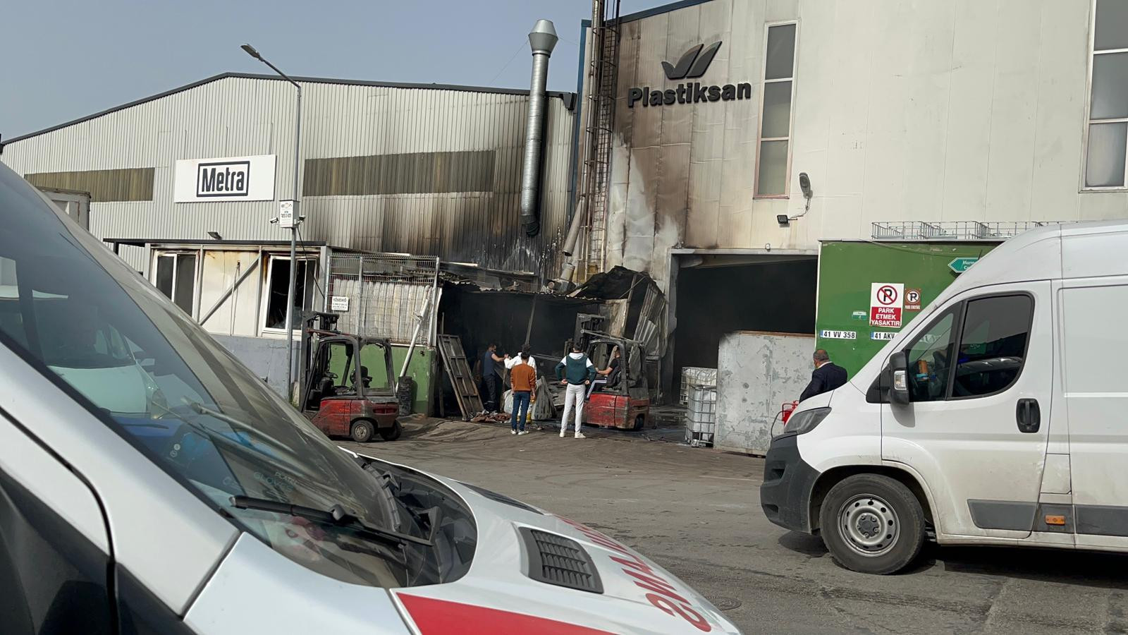 kocaelide-plastik-su-tanki-ureten-fabrikada-cikan-yangin-sonduruldu-3.jpg