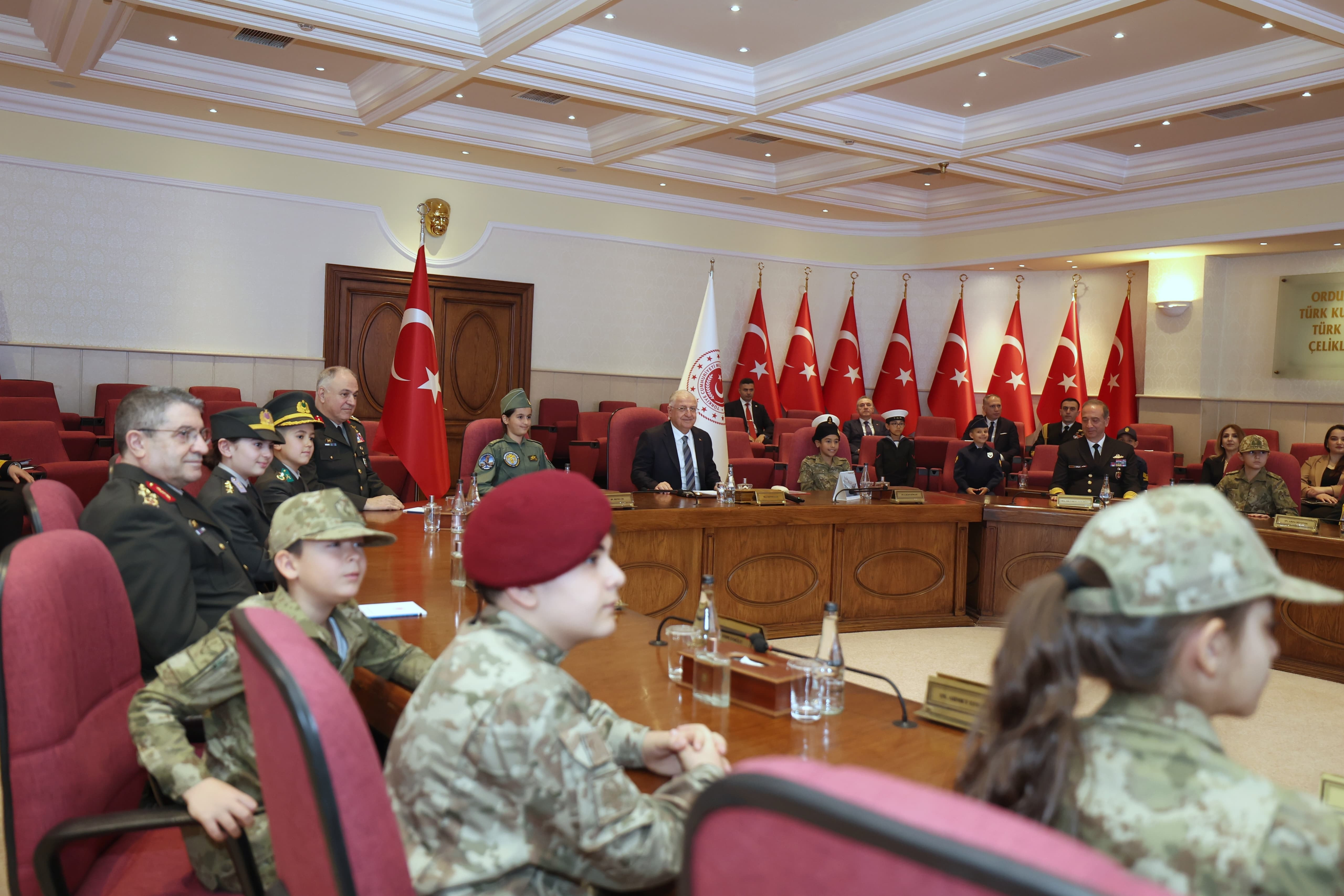 bakan-guler-trt-cocuk-korosu-ile-bir-araya-geldi-yenicag1.jpg