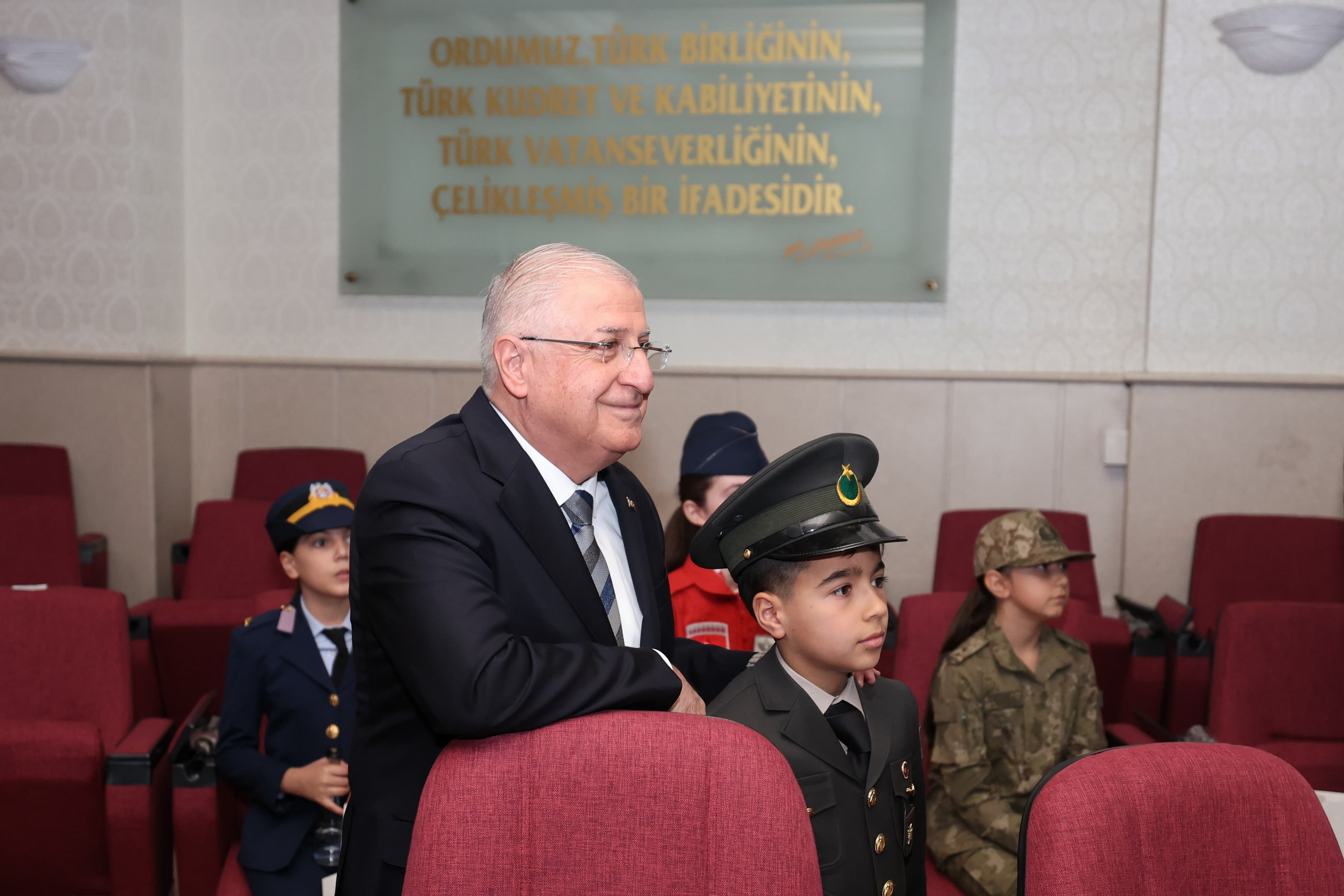 bakan-guler-trt-cocuk-korosu-ile-bir-araya-geldi-yenicag3.jpg