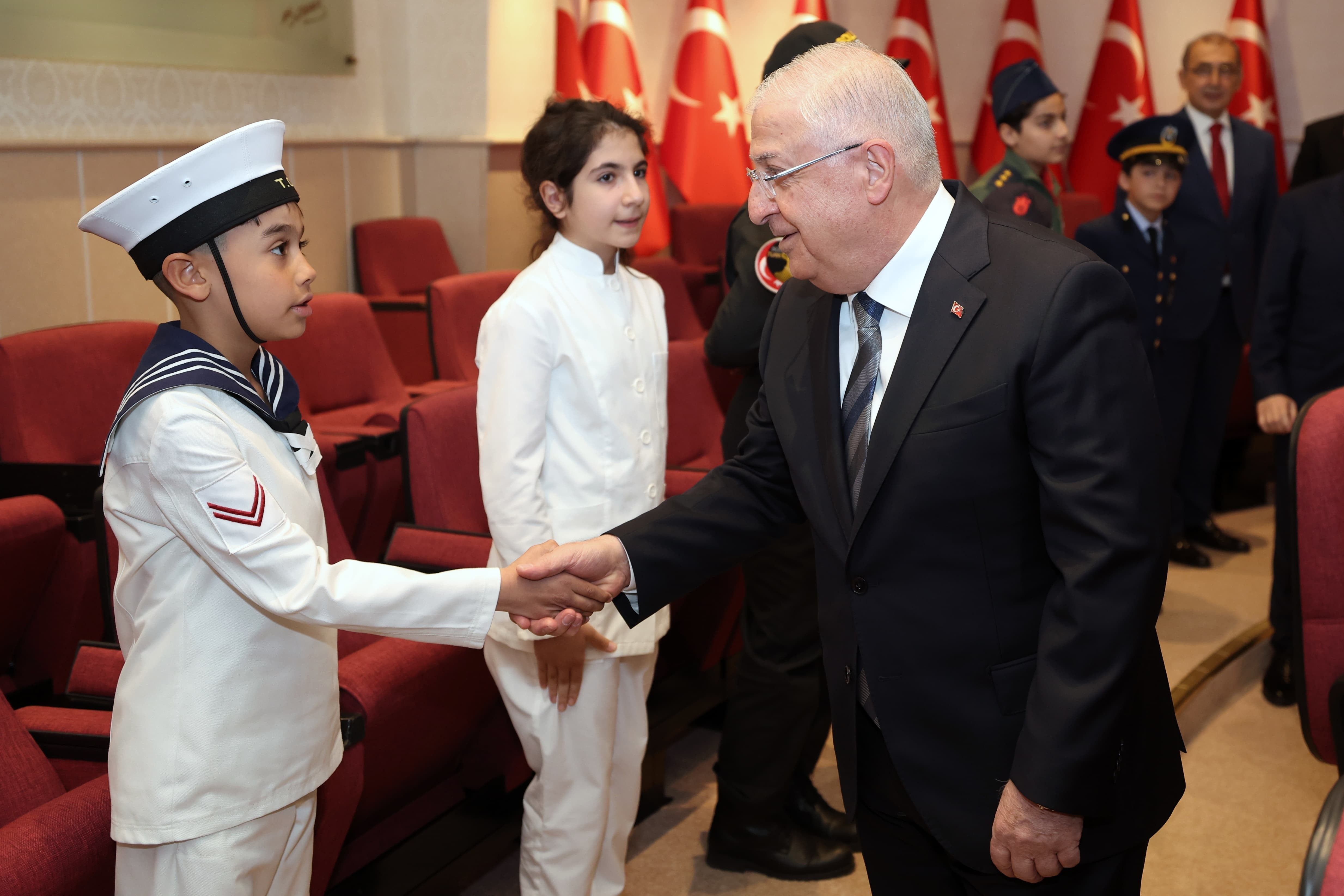 bakan-guler-trt-cocuk-korosu-ile-bir-araya-geldi-yenicag4.jpg