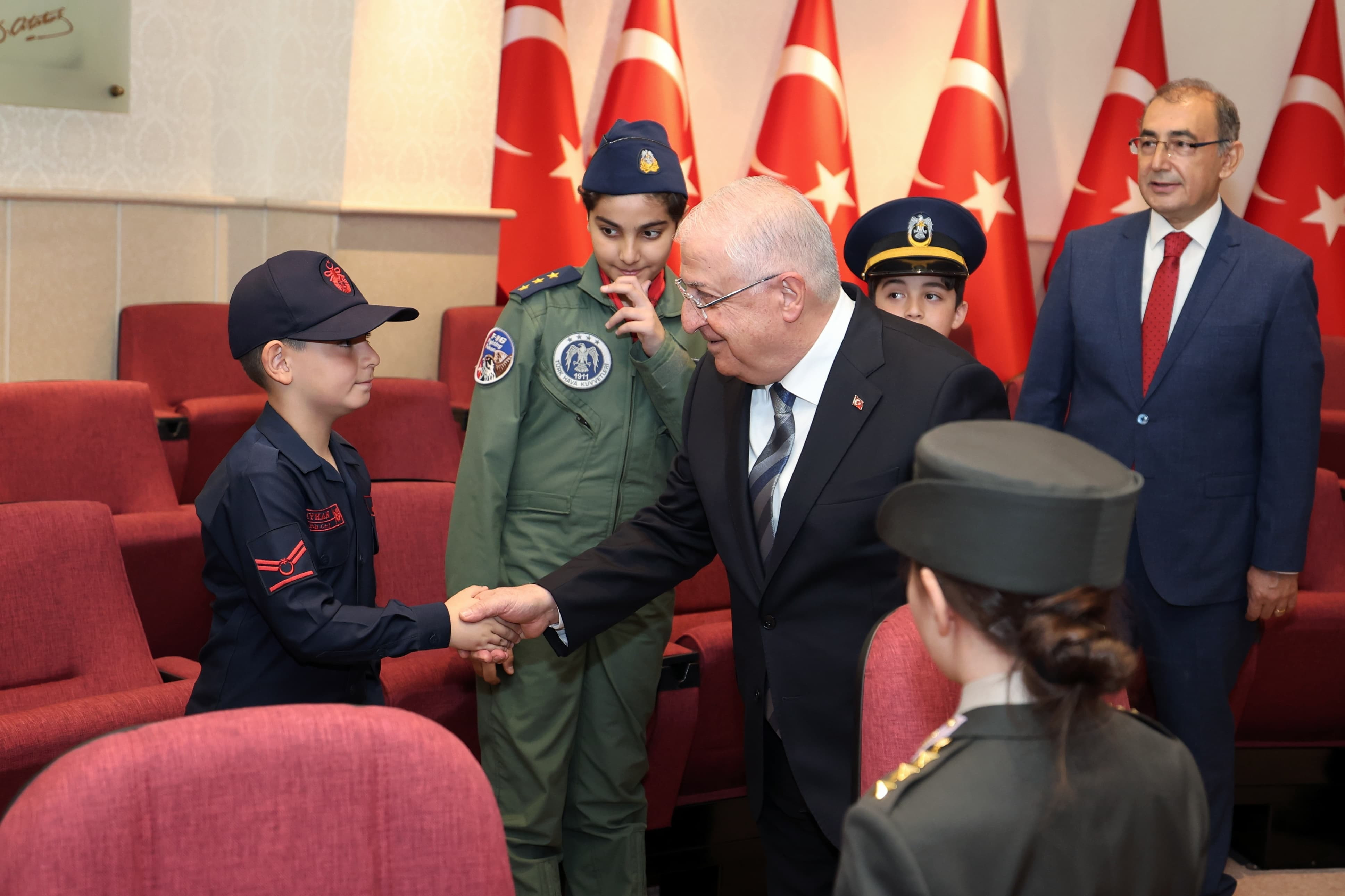 bakan-guler-trt-cocuk-korosu-ile-bir-araya-geldi-yenicag7.jpg