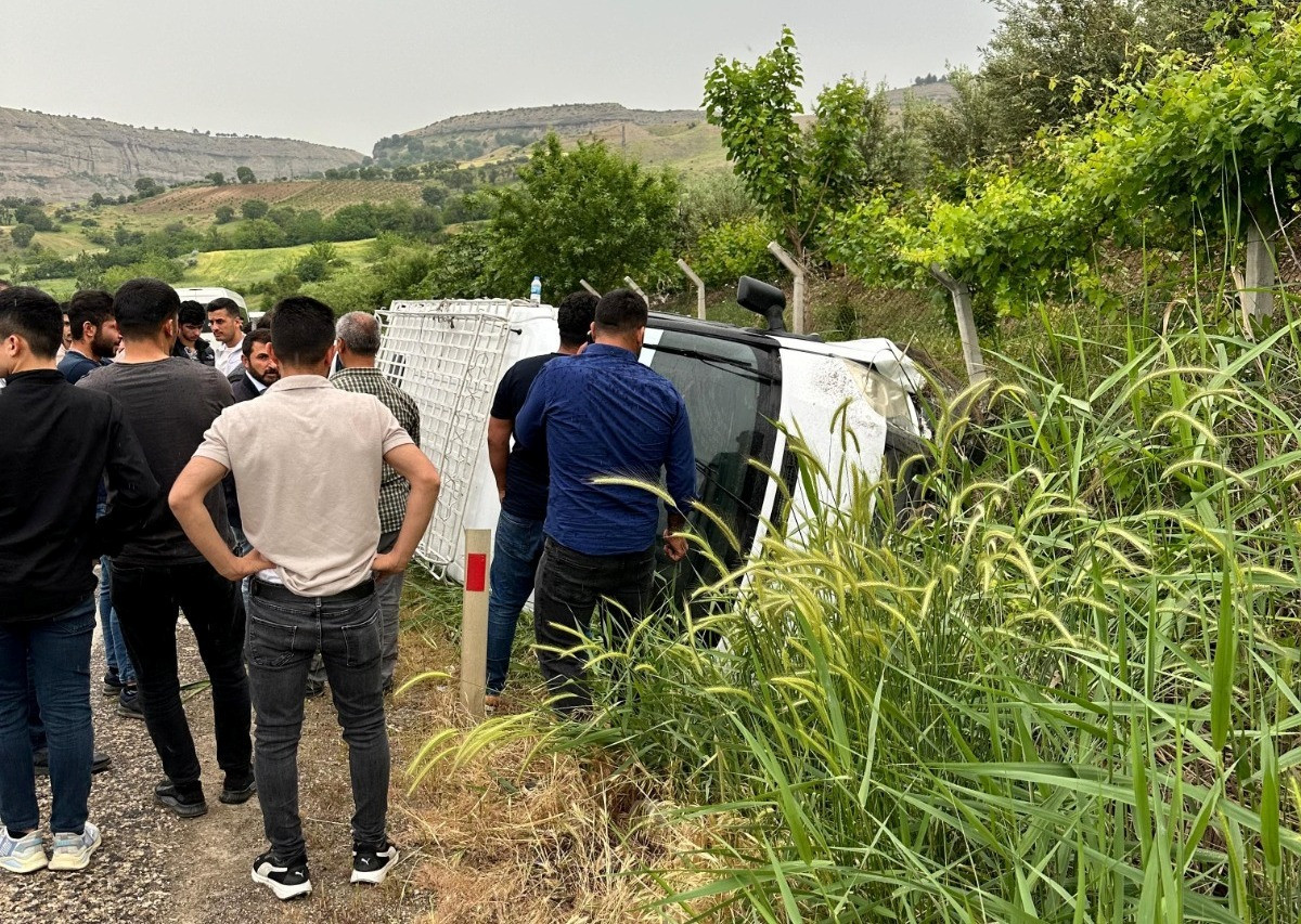 adiyamanda-minibus-devrildi-14-yarali-yenicag.jpg