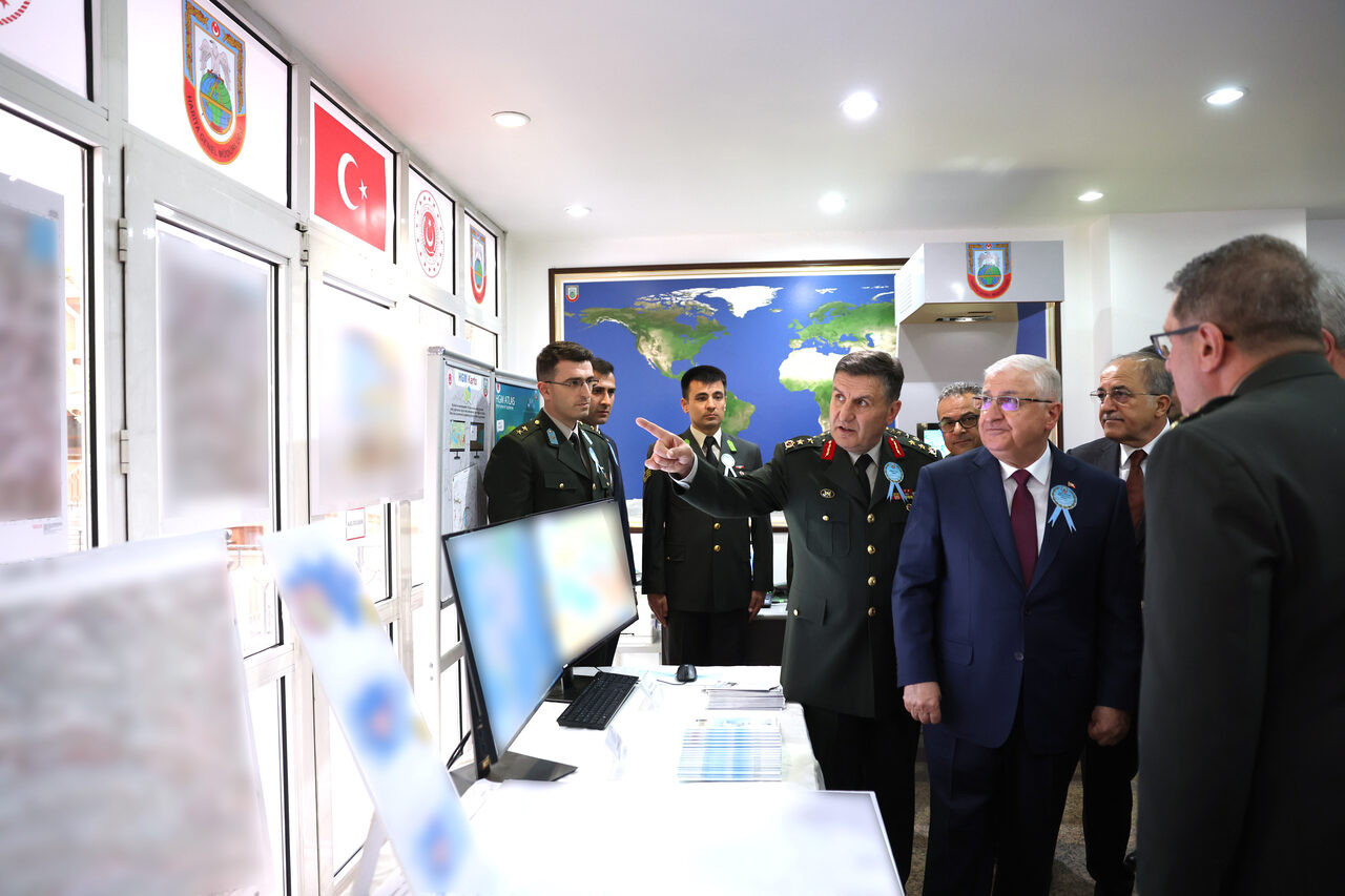 bakani-guler-harita-genel-mudurlugunu-ziyaret-etti-yenicg-2.jpg