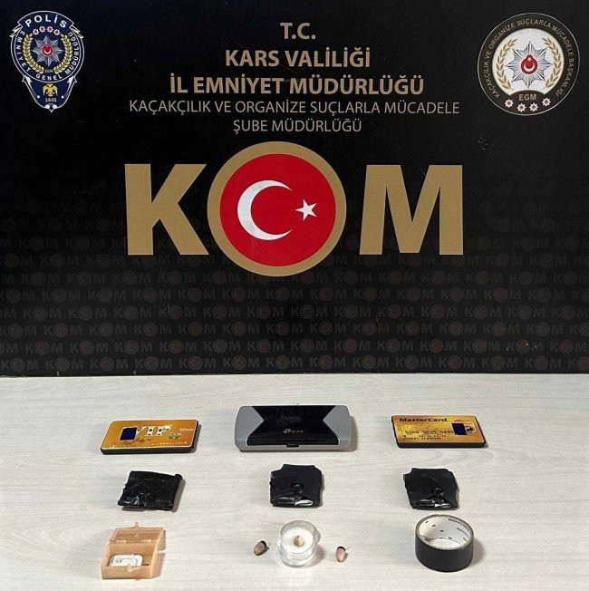 aa-20240604-34775078-34775077-karsta-ehliyet-sinavina-kopya-duzenegiyle-giren-2-kisi-ile-suc-ortaklari-yakalandi-001.jpg