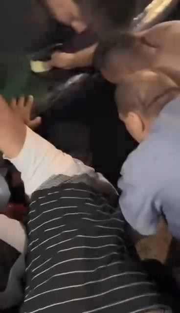 eminonunde-korku-dolu-anlar-denize-dusen-anne-kiz-bogulmaktan-son-anda-kurtarildi-yenicag-10.jpg