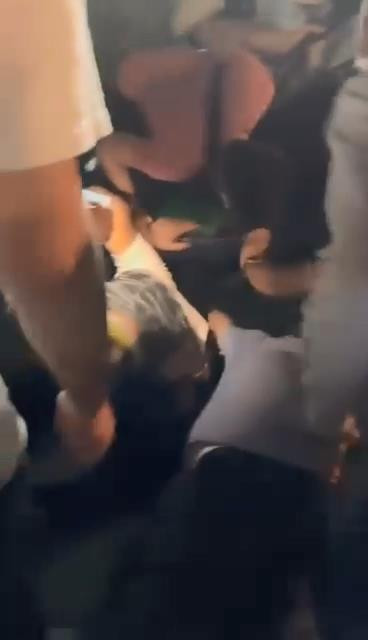 eminonunde-korku-dolu-anlar-denize-dusen-anne-kiz-bogulmaktan-son-anda-kurtarildi-yenicag-12.jpg