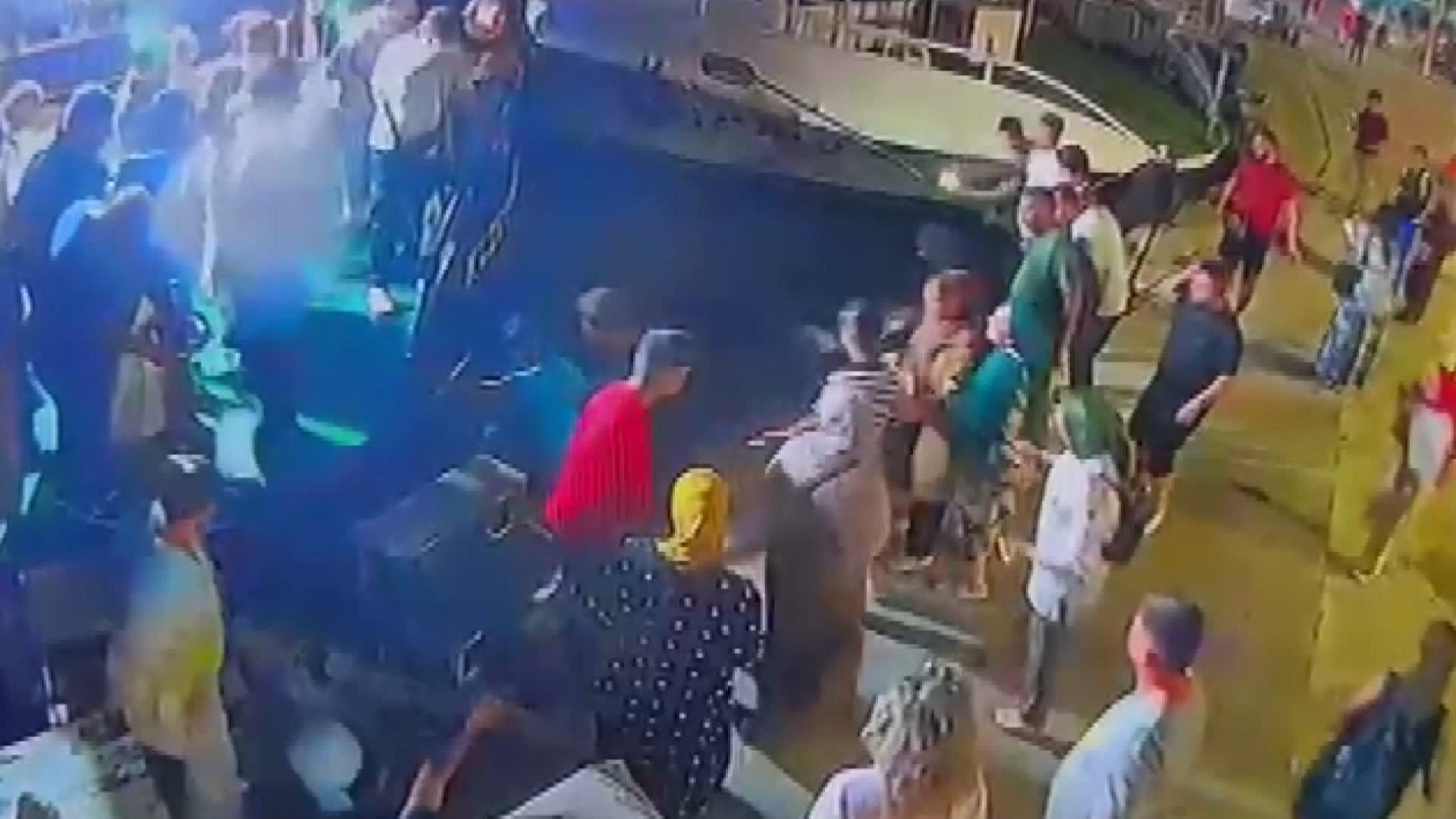 eminonunde-korku-dolu-anlar-denize-dusen-anne-kiz-bogulmaktan-son-anda-kurtarildi-yenicag-4.jpg