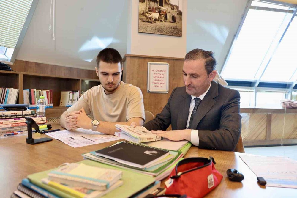 &Uuml;niversiteyi kazanan &ouml;ğrencilere 10 bin TL &ouml;d&uuml;l