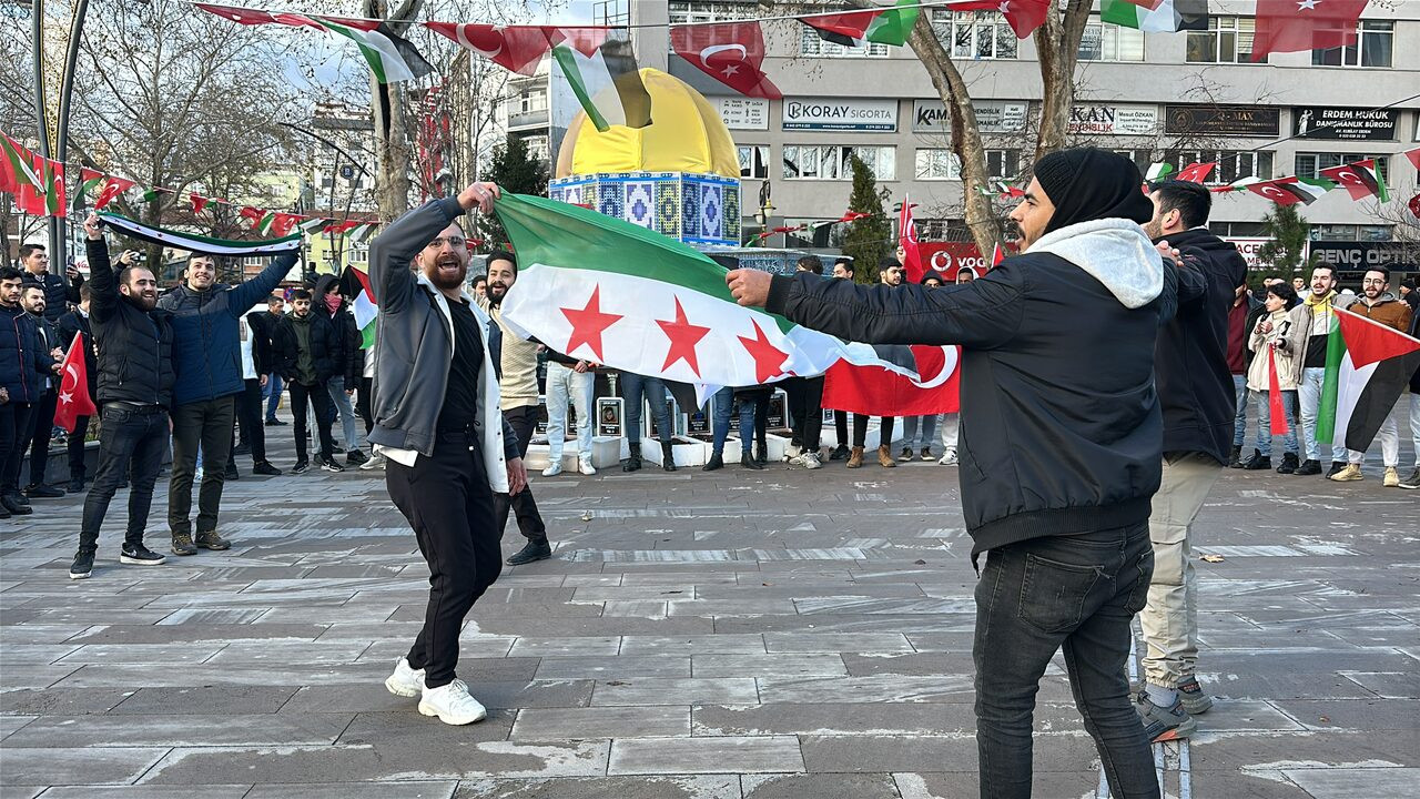kutahyada-suriyelilerden-lokumlu-kutlama-yenicag-1.jpg