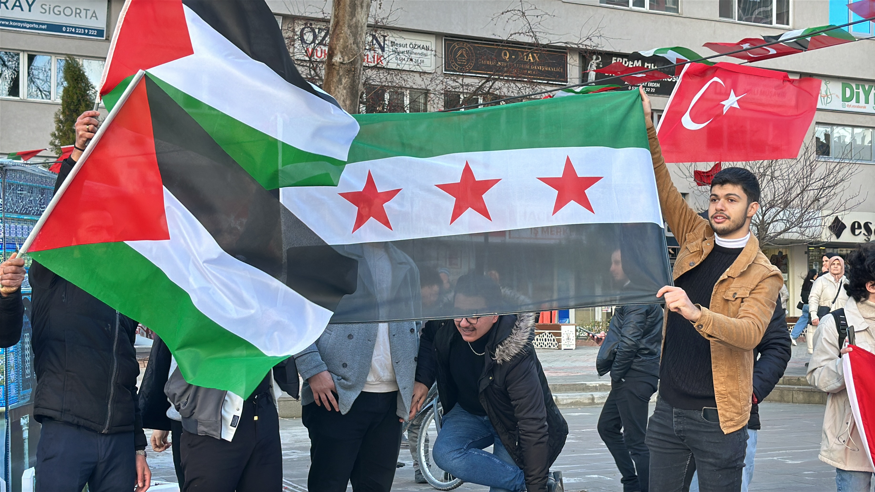 kutahyada-suriyelilerden-lokumlu-kutlama-yenicag-2.jpg