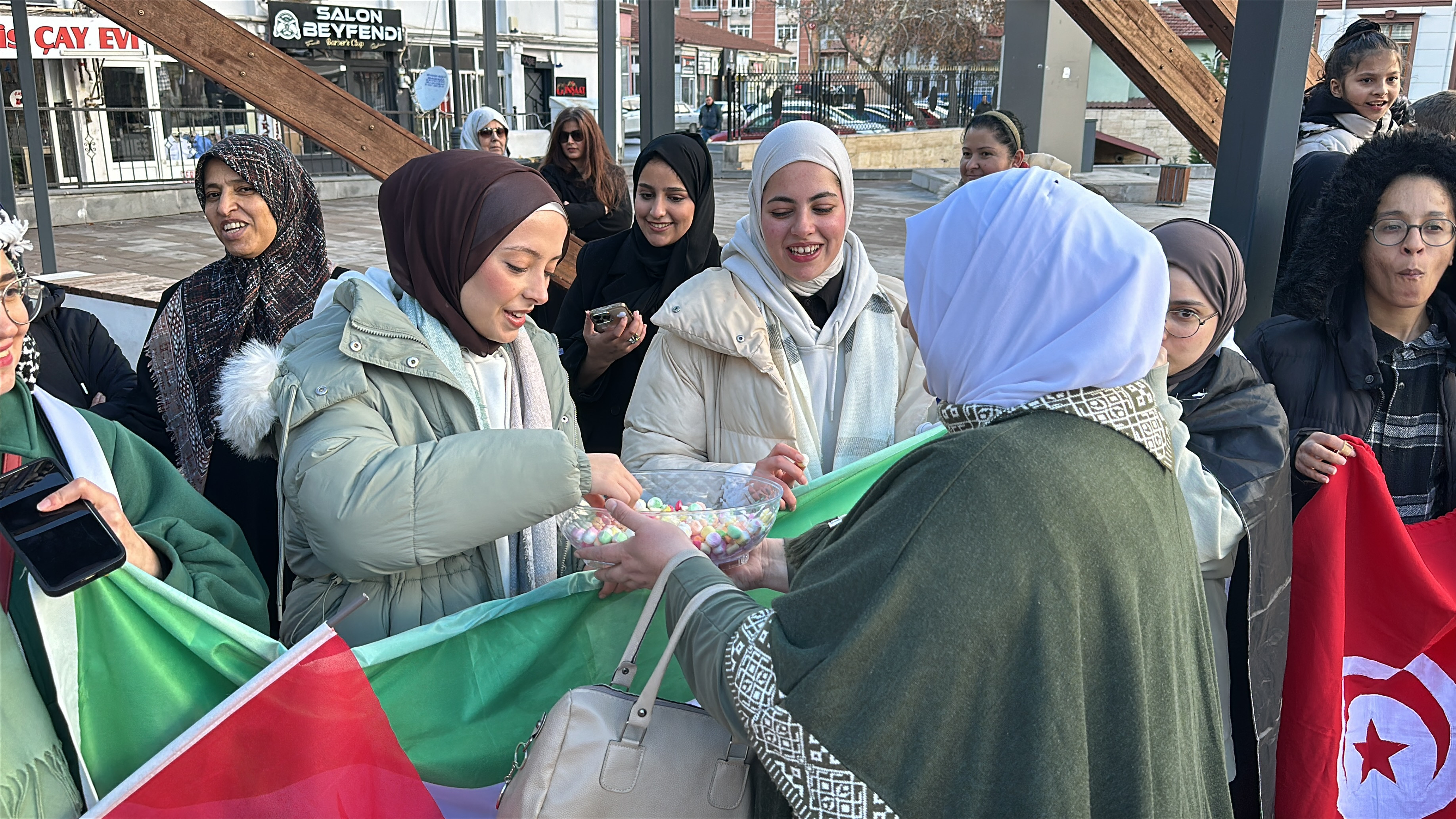 kutahyada-suriyelilerden-lokumlu-kutlama-yenicag-3.jpg