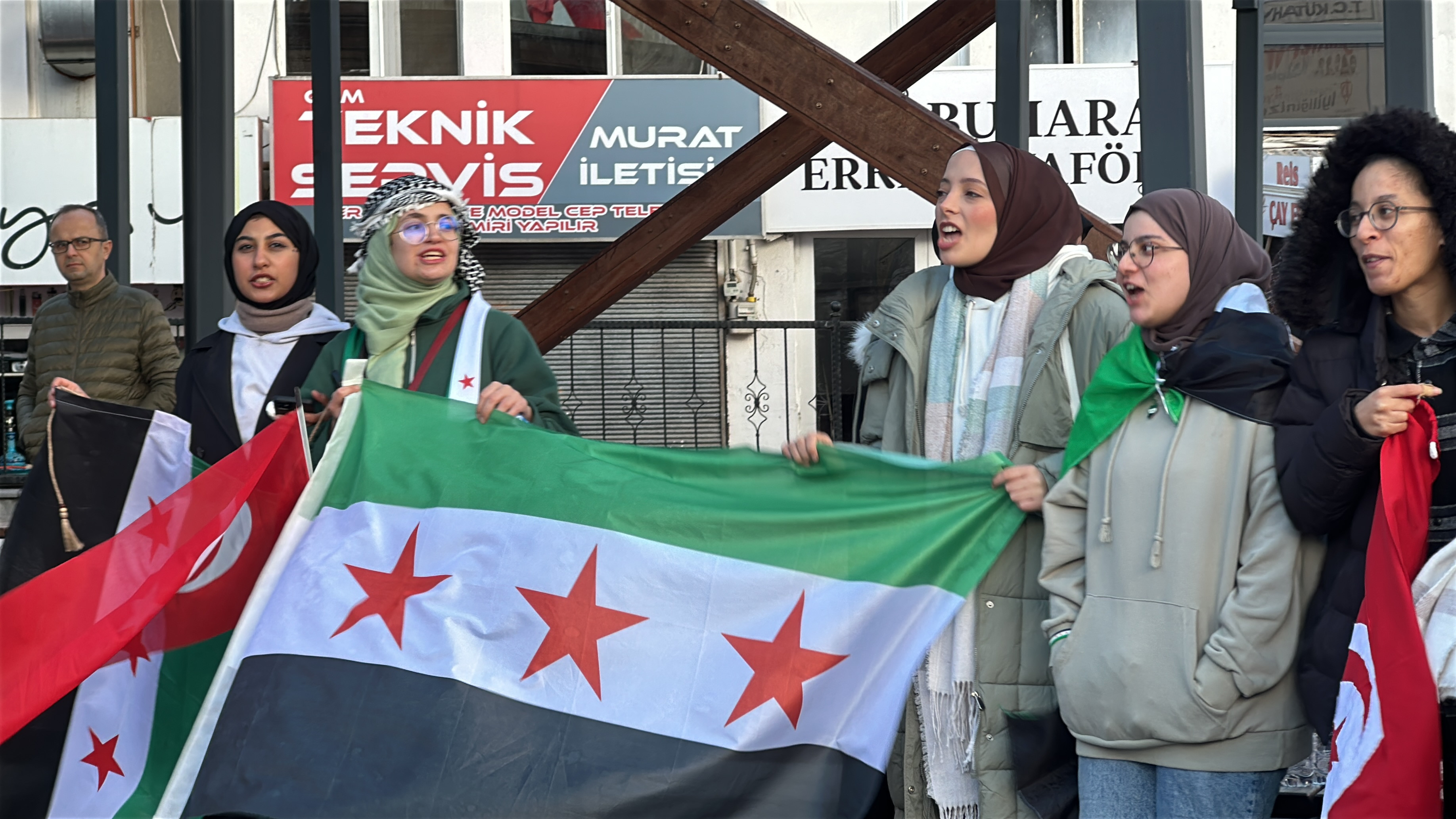kutahyada-suriyelilerden-lokumlu-kutlama-yenicag-4.jpg