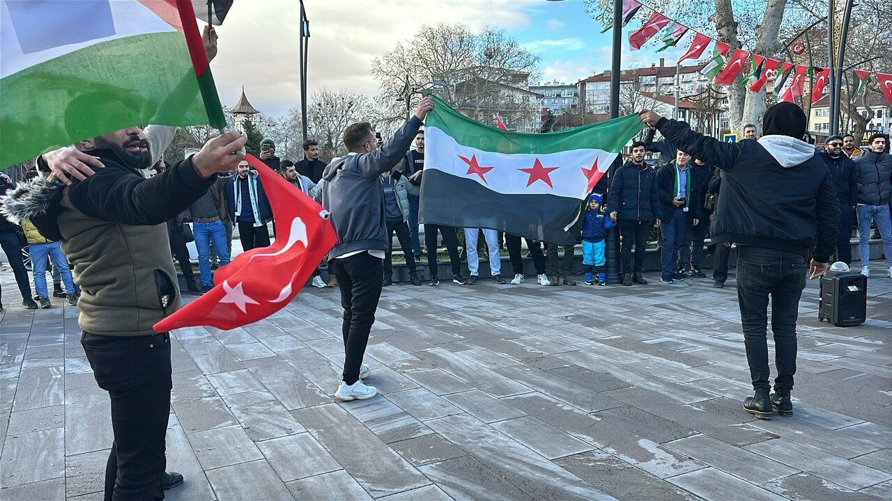 kutahyada-suriyelilerden-lokumlu-kutlama-yenicag-5.jpg