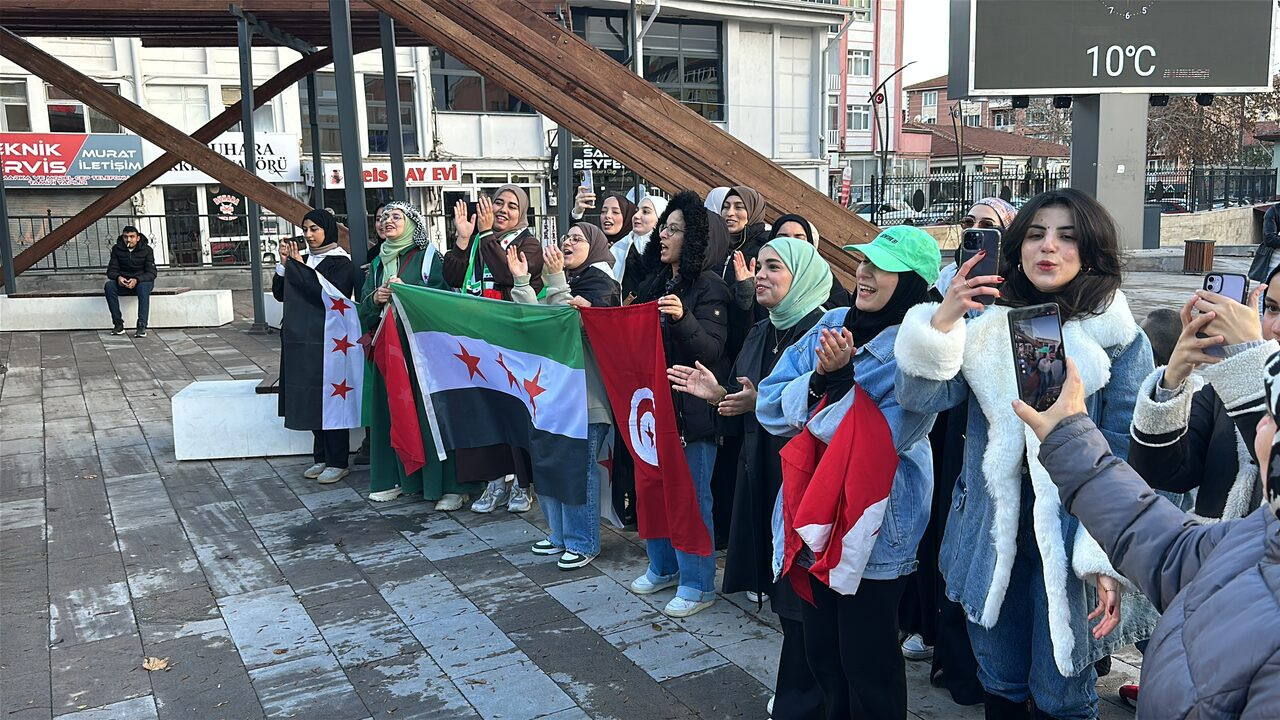 kutahyada-suriyelilerden-lokumlu-kutlama-yenicag-6.jpg