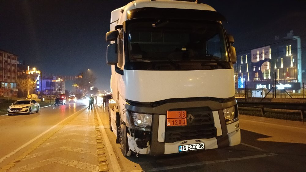Bursa'da ters yönde giden otomobil TIR ile çarpıştı: 2 kişi yaralandı