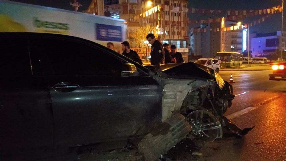 Bursa'da ters yönde giden otomobil TIR ile çarpıştı: 2 kişi yaralandı