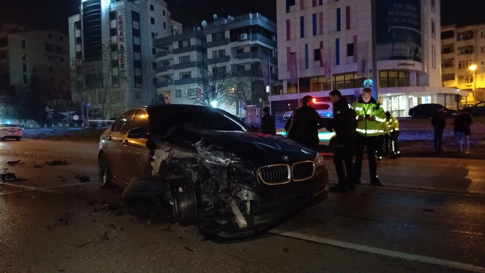 Bursa'da ters yönde giden otomobil TIR ile çarpıştı: 2 kişi yaralandı