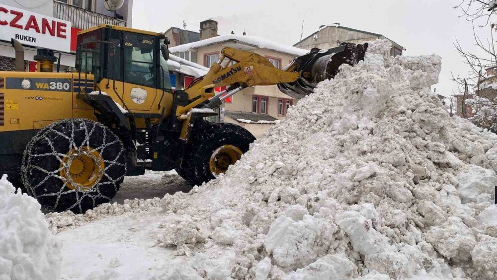 Karlıova’da kar temizliği devam ediyor