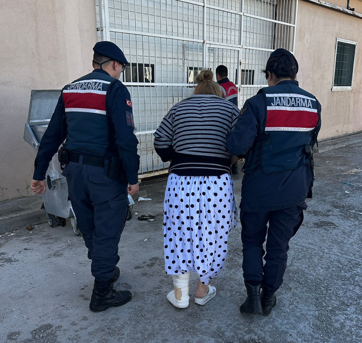 polisi-gorunce-kacmak-icin-balkondan-atl-509603-150880.jpg