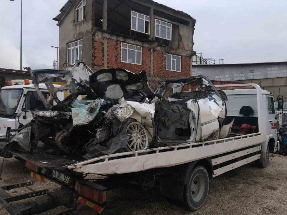Sakarya’da feci kaza! TIR’a ok gibi saplandı: 1 ölü