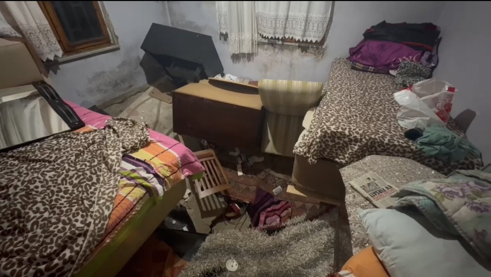Şaşkına çeviren görüntü... Uyurken odasının zemini çöktü!
