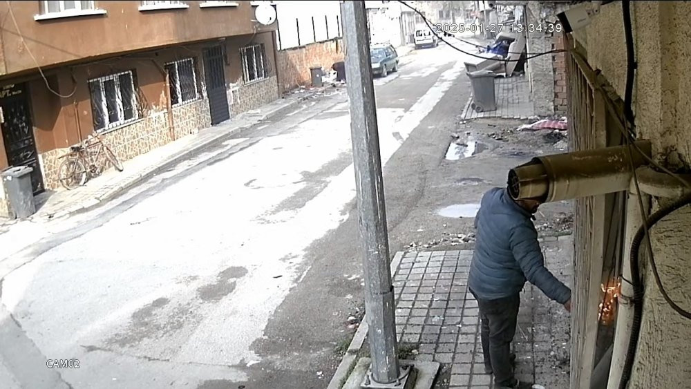 20 saattir ekiplere direnen şahsın bir evi benzin dökerek kundakladığı görüntüler oraya çıktı