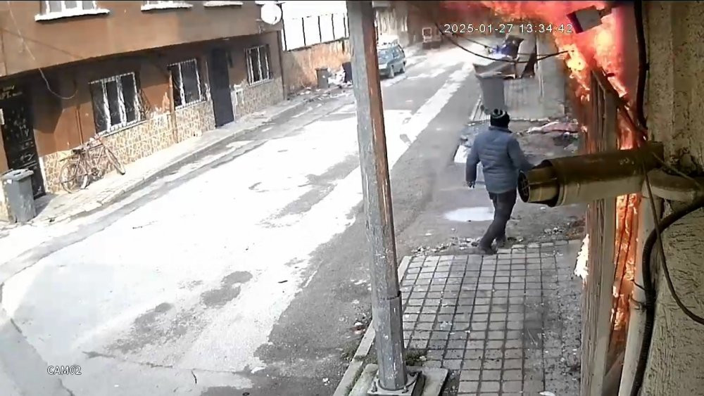 20 saattir ekiplere direnen şahsın bir evi benzin dökerek kundakladığı görüntüler oraya çıktı