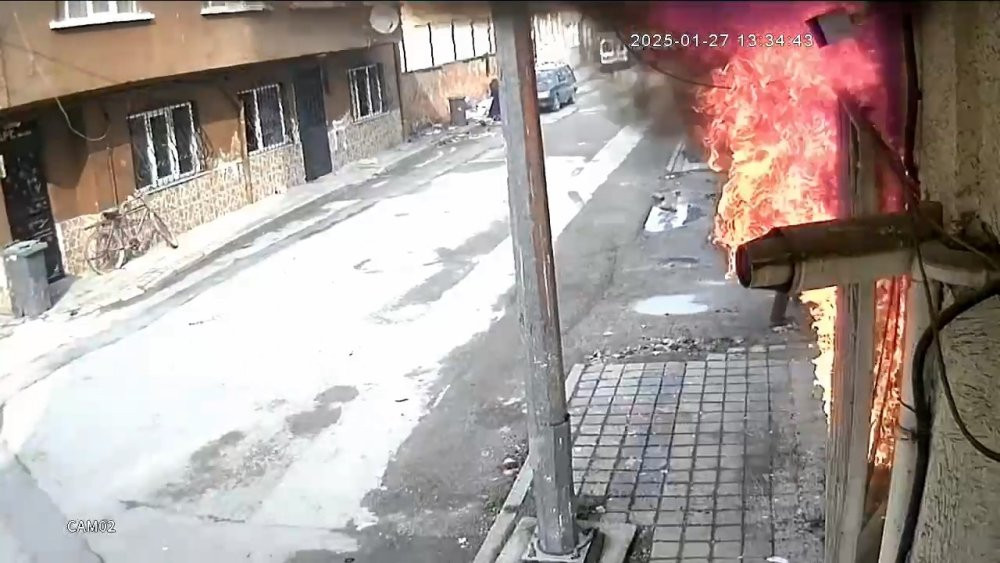 20 saattir ekiplere direnen şahsın bir evi benzin dökerek kundakladığı görüntüler oraya çıktı