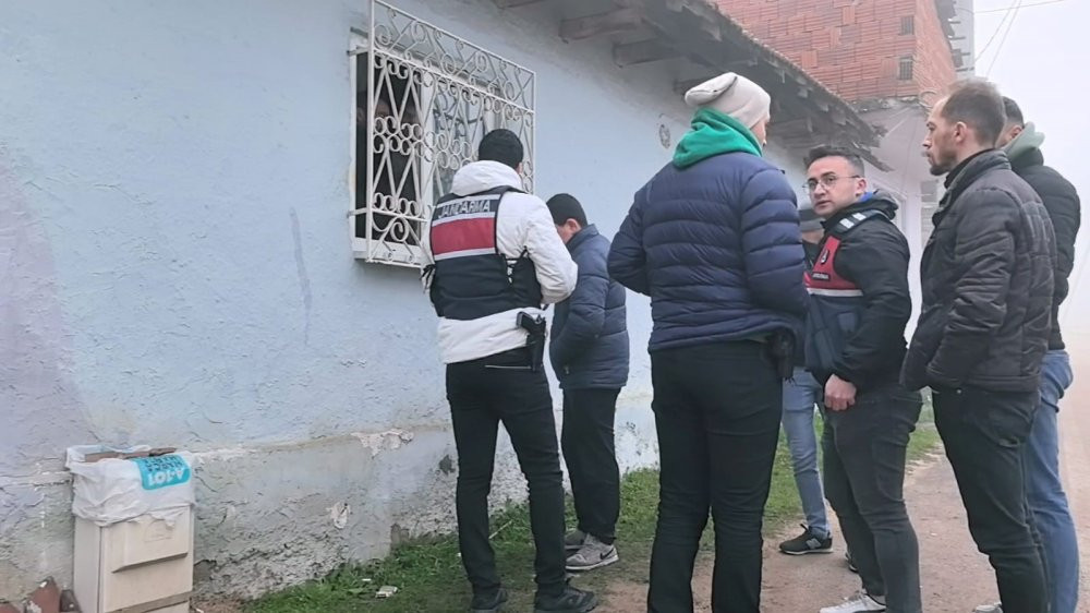 20 saattir ekiplere direnen şahsın bir evi benzin dökerek kundakladığı görüntüler oraya çıktı