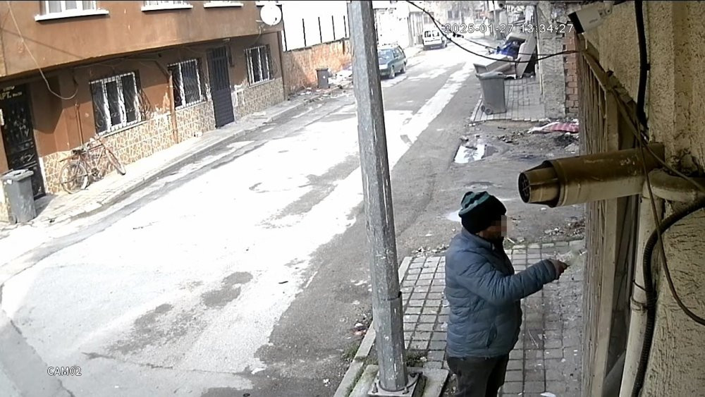 20 saattir ekiplere direnen şahsın bir evi benzin dökerek kundakladığı görüntüler oraya çıktı