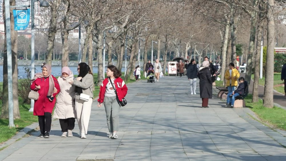 İstanbullular parklara ve meydanlara akın etti
