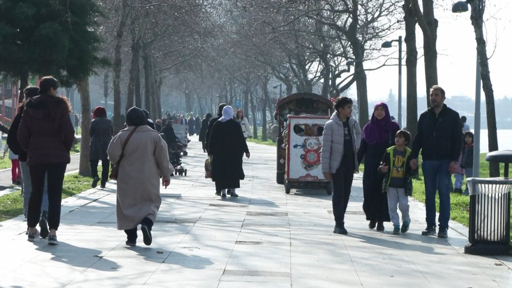 İstanbullular parklara ve meydanlara akın etti