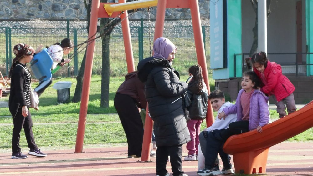 İstanbullular parklara ve meydanlara akın etti