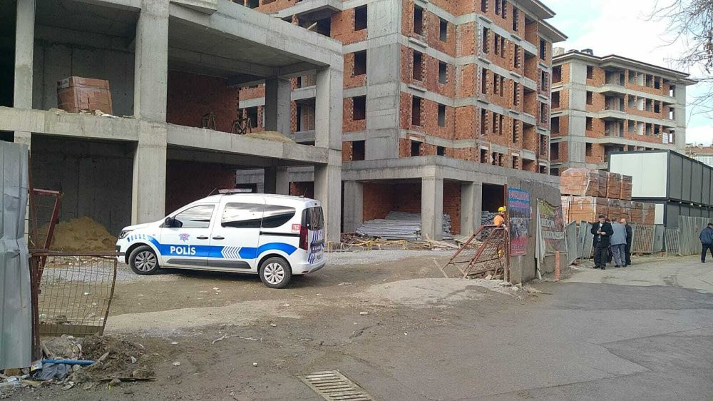 Tonlarca ağırlığında kalıbın altında kaldı