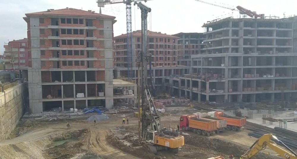 Tonlarca ağırlığında kalıbın altında kaldı