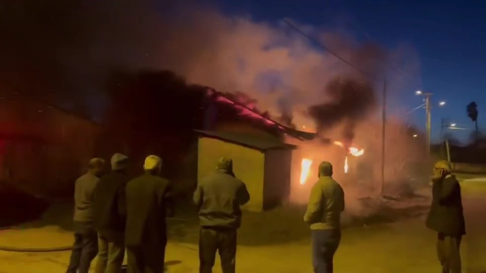 Adana bir evde çıkan yangın geceyi aydınlattı