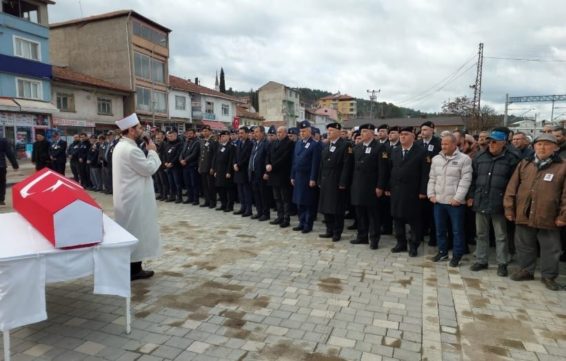Kıbrıs gazisi toprağa verildi