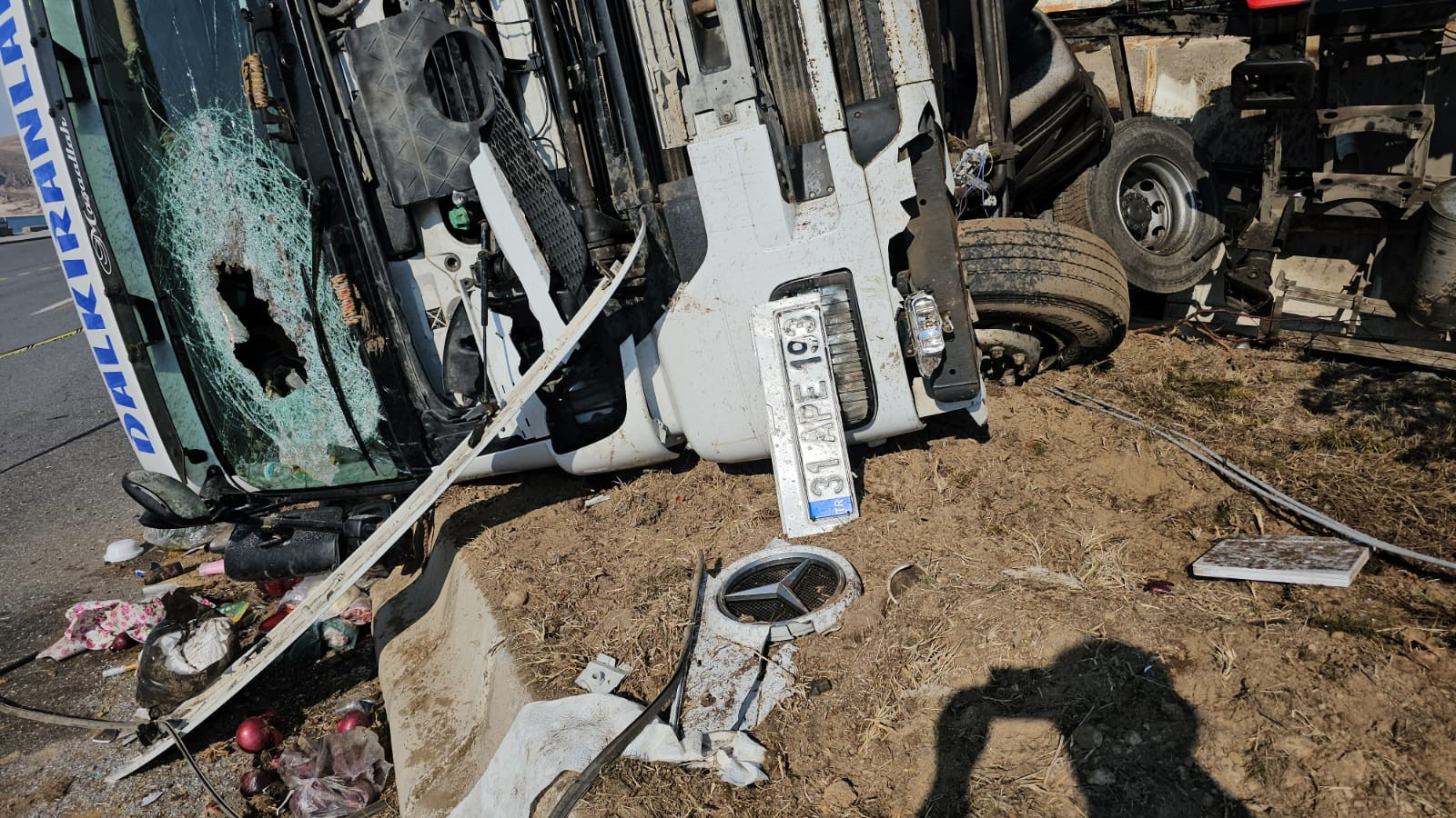bitliste-plastik-hammadde-yuklu-tir-devrildi-yol-trafige-kapandi-yenicag-2.jpg