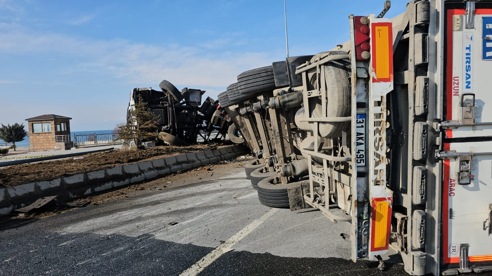 bitliste-plastik-hammadde-yuklu-tir-devrildi-yol-trafige-kapandi-yenicag-4.jpg