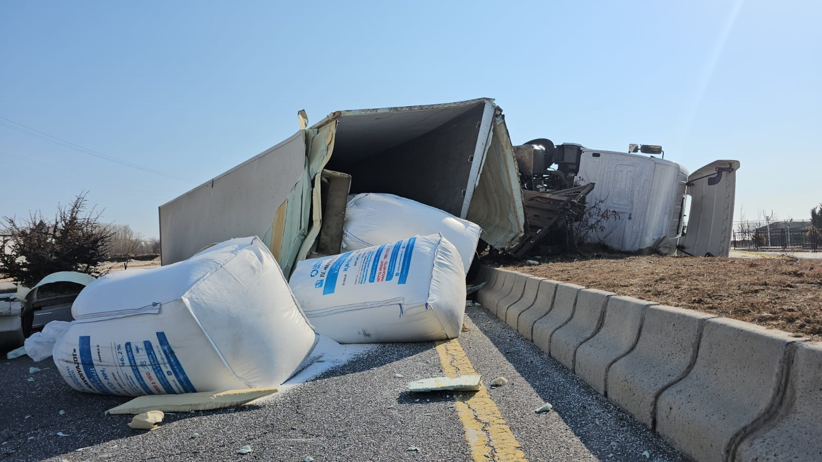 bitliste-plastik-hammadde-yuklu-tir-devrildi-yol-trafige-kapandi-yenicag-5.jpg