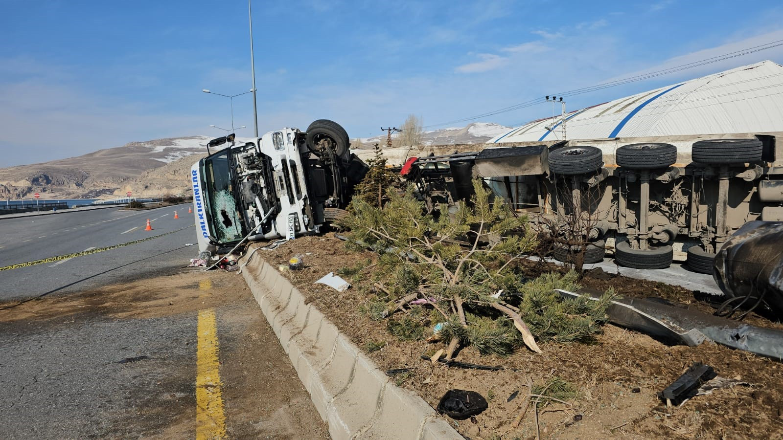 bitliste-plastik-hammadde-yuklu-tir-devrildi-yol-trafige-kapandi-yenicag-6.jpg