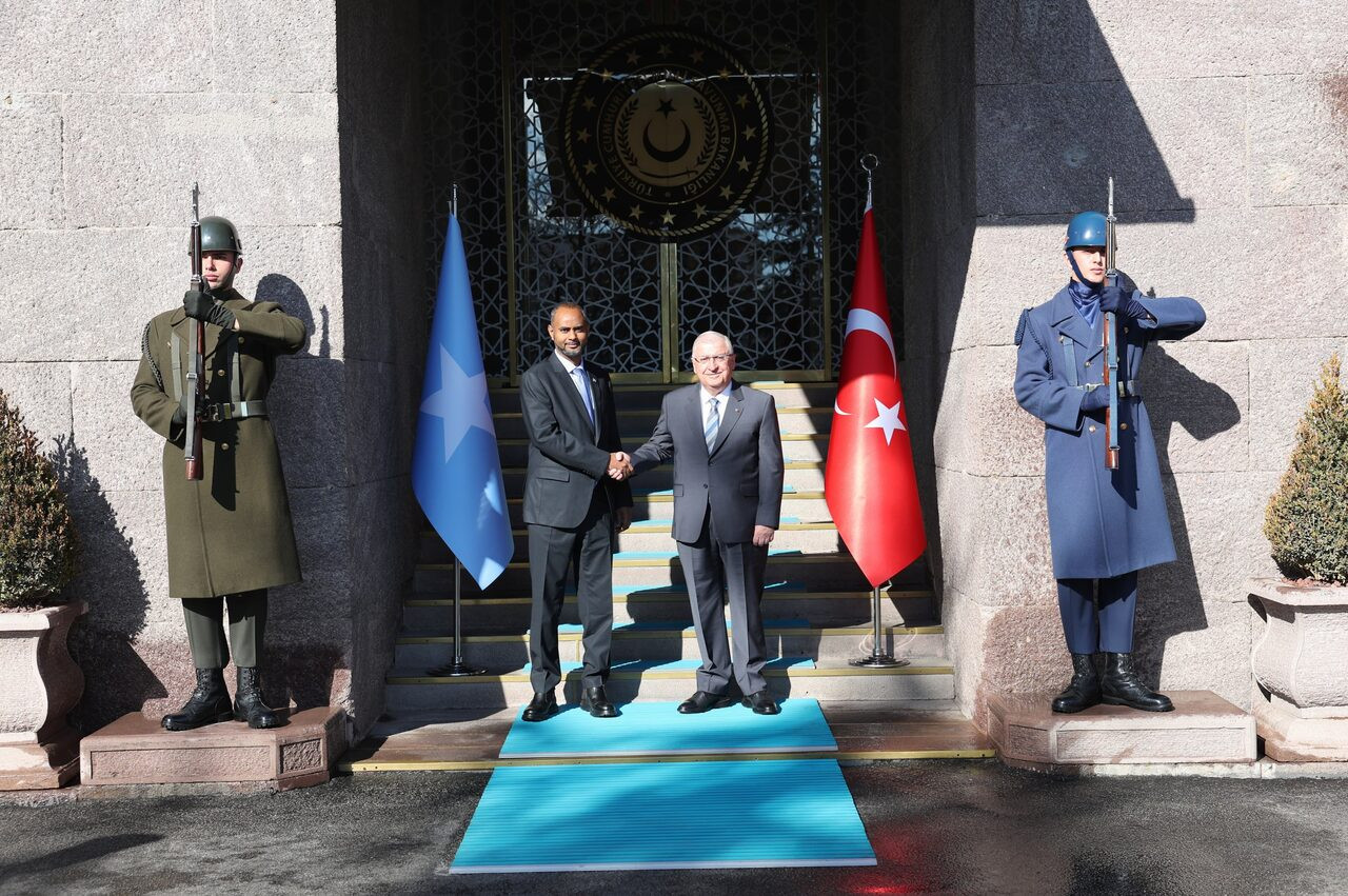 milli-savunma-bakani-guler-somalili-mevkidasi-nur-ile-gorustu-yenicag-1.jpeg