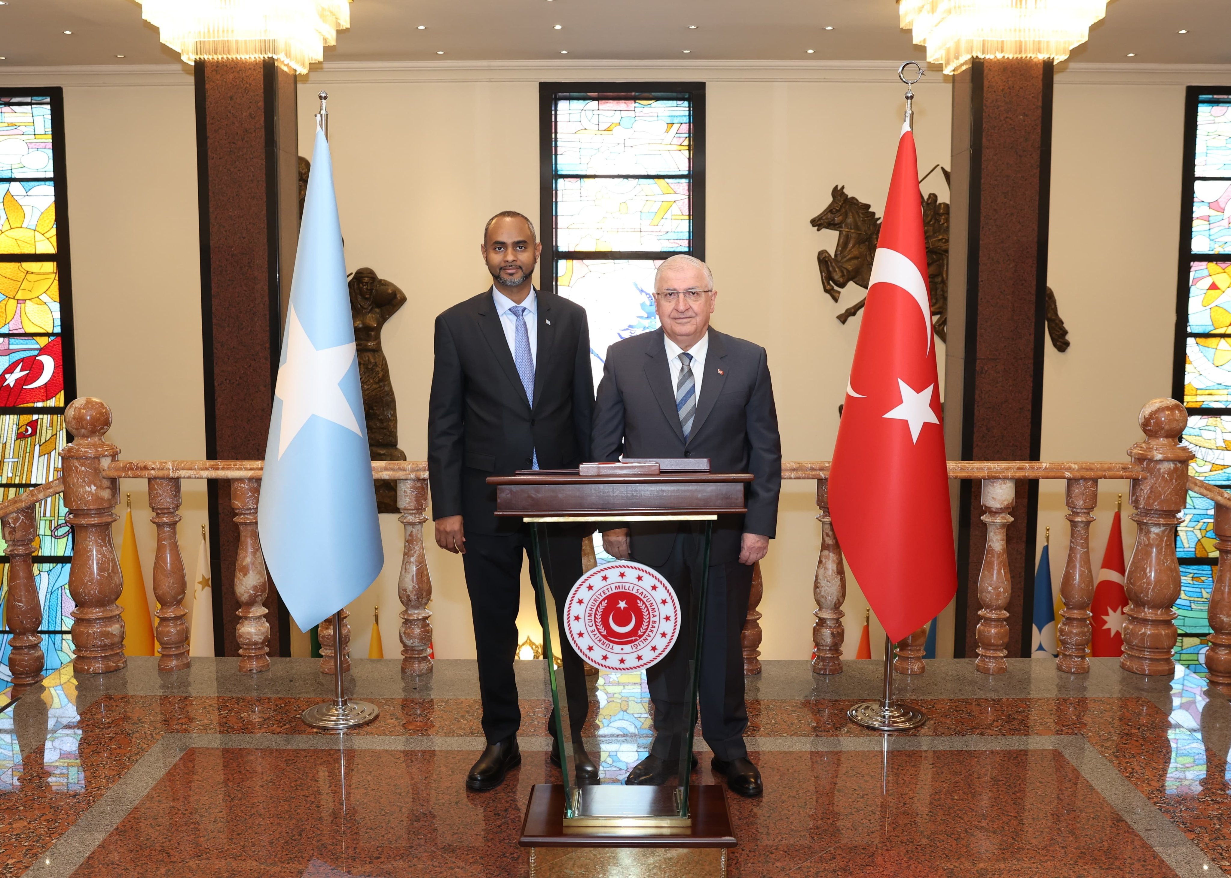 milli-savunma-bakani-guler-somalili-mevkidasi-nur-ile-gorustu-yenicag-2.jpeg