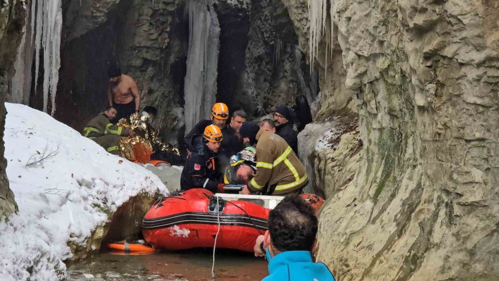 Nöbetten çıkmışlardı: Felaketi yaşadılar! 30 metrelik kanyonda can pazarı